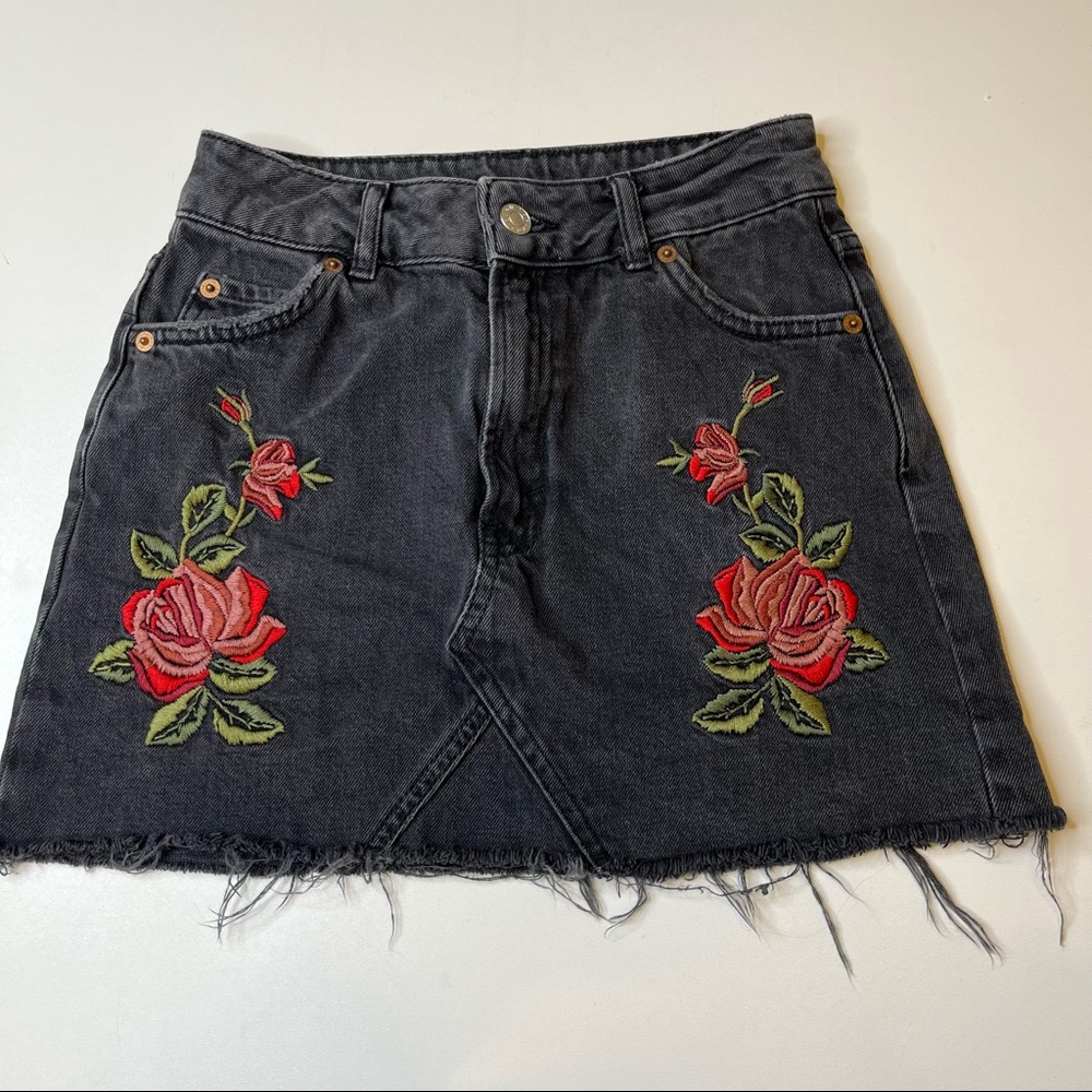 Topshop black jean rose embroidered raw hem skirt size 2